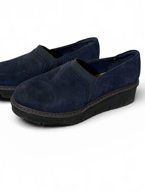 Clarks size 7, navy blue suede